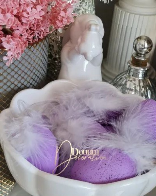 Tollal díszített pasztell lila tojás 
